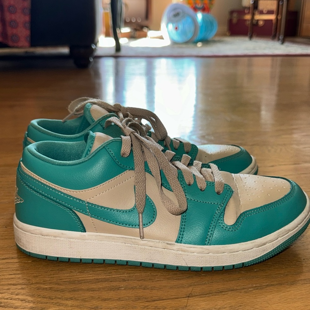 Used teal and cream Nike Air Jordan
